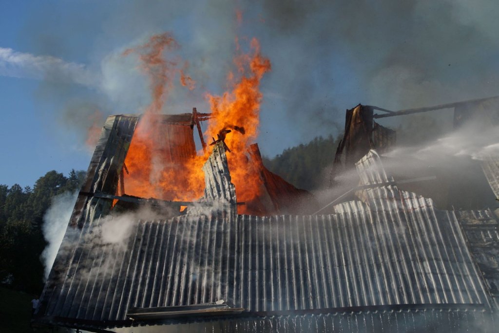 Beim Eintreffen der Feuerwehr schlugen Flammen aus dem obersten Geschoss des landwirtschaftlichen Gebäudes.