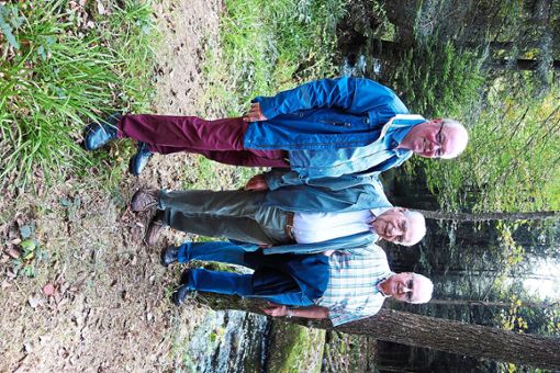 Über Stock und Stein wanderte der 91-jährige Bruno Bitz (Mitte) mit Kollegen – hier von Dietmar Greif (links) und Reiner Herrmann eingerahmt – durchs Eyachtal. Foto: Schabert Foto: Schwarzwälder Bote