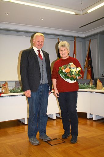 Bürgermeister Horst Martin (links) dankt Regina Zumbach-Lux für die jahrelange Leitung des Sommerferienprogramms in Neuenbürg. Foto: Biermayer Foto: Schwarzwälder Bote