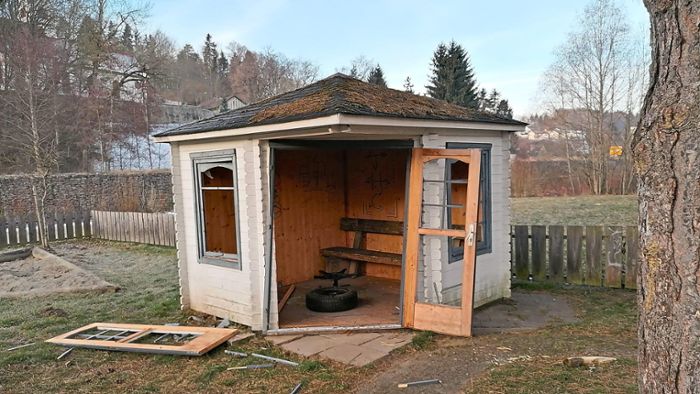 Unbekannte treten Scheibe der Bräunlinger Grundschule  ein und zerstören Gartenhaus