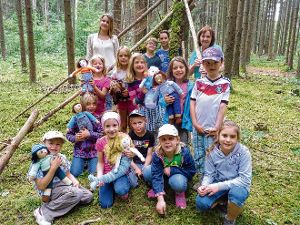 Eine Märchenwanderung unternahmen 14 Kinder mit Elke Menner (hinten rechts) und Praktikantin Julia Morawetz. Foto: Lendle Foto: Schwarzwälder-Bote