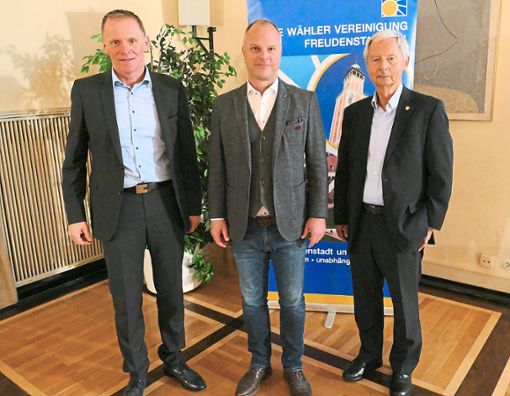 Geschäftsführer  Stefan Bogenrieder mit dem Vorsitzenden der FWV,  Andreas Zukschwerdt,  und Wolfgang Tzschupke (von links), der die Fragerunde moderierte. Foto: Stadler Foto: Schwarzwälder Bote