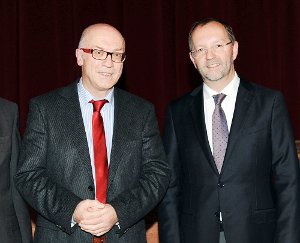 Georg Drzymalla (links) wurde von Professor Frank Richter für 45-jährige Treue zu Duravit geehrt. Foto: Schwarzwälder-Bote