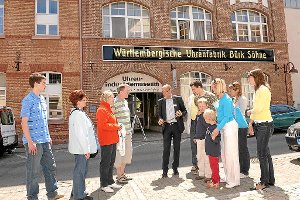 Ins Uhrenindustriemuseum in der Schwenninger Bürkstraße gehen die Teilnehmer der Ringzug-Wanderung.  Foto:  WTVS Foto: Schwarzwälder-Bote