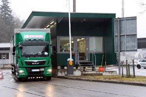 Ein Lastwagen der Firma Straub Verpackungen mit Sitz in Bräunlingen und Blumberg passiert den Grenzübergang Bargen. Foto: Lutz