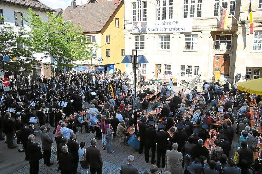 Zahlreiche Bürger waren auf den Rathausplatz gekommen, um sich von Herbert O. Zinell zu verabschieden. Foto: Ziechaus Foto: Schwarzwälder-Bote