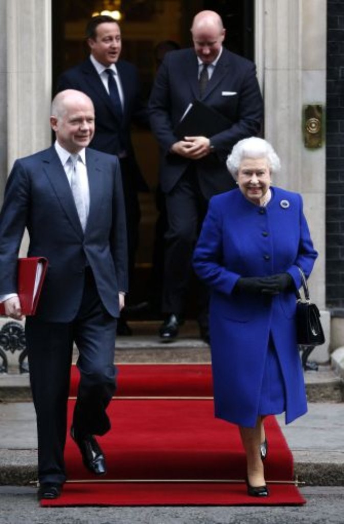 Die Queen mit dem britischen Außenminister William Hague