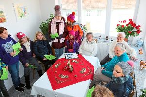 Kinder und Jugendliche erfreuen mit Weihnachtslieder die Senioren im Lebenshaus Ochsen.  Foto: Bieberstein Foto: Schwarzwälder-Bote