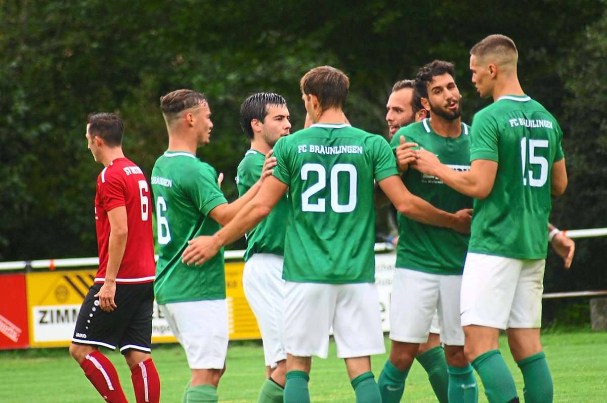 Die Spieler des FC Bräunlingen bejubeln das 1:0 von Dominik Emminger, der zum  6:1-Erfolg  in Rietheimgleich vier Treffer beisteuerte.