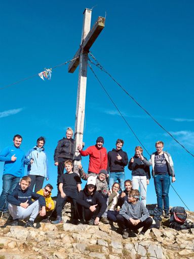 Die Schüler stellten sich vor dem Gipfelkreuz auf dem Hohen Ifen auf. Foto: Schule Foto: Schwarzwälder Bote