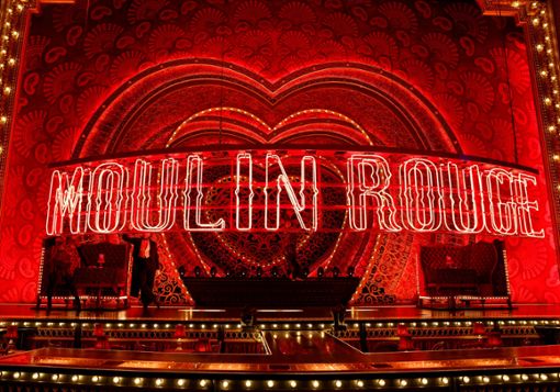 Das Bühnenbild des Musicals Moulin Rouge im Kölner Musical Dome orientiert sich an dem berühmten Variete in Paris. Foto: Thomas Banneyer/dpa