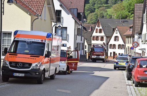 Feuerwehr, Polizei  und Rettungsdienst waren am Mittwochmittag bei einem Kellerbrand in der Schramberger Straße in Schiltach im Einsatz. Foto: Wegner