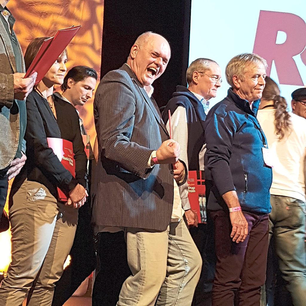 Conny Conrad freut sich bei der Preisverleihung in Siegen über den ersten Platz in der Kategorie Kulturpreis für die Förderung der Rock- und Popmusik in Deutschland.  Foto: Künstler Foto: Schwarzwälder-Bote