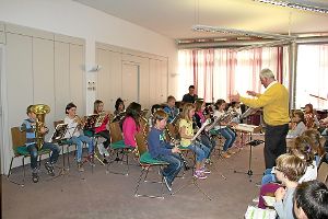Neben Eltern und Großeltern waren auch viele Altersgenossen der Musikschüler unter den Zuhörern.  Foto: Gebauer