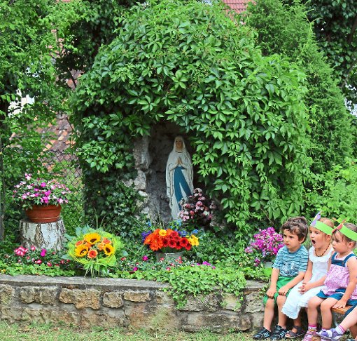 Das hätte Schwester Ludovika sicherlich gefallen: Kinder sammeln sich um ihre Mariengrotte beim Kindergarten St. Georg. Foto: Feinler Foto: Schwarzwälder-Bote