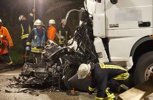 Bei einem schweren Unfall am frühen Freitagmorgen ist auf der A8 Richtung Stuttgart auf der Höhe von Kirchheim-Ost ein Ehepaar ums Leben gekommen. Ein Lkw hatte den Opel der 45-jährigen Frau auf einen vorausfahrenden Laster geschoben. Die Polizei sucht Zeugen. Foto: FRIEBE|PR/Wölfl/Friebe