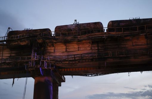 Ausgebrannte Waggons auf einem beschädigten Teil der Krim-Brücke Foto: dpa/Uncredited