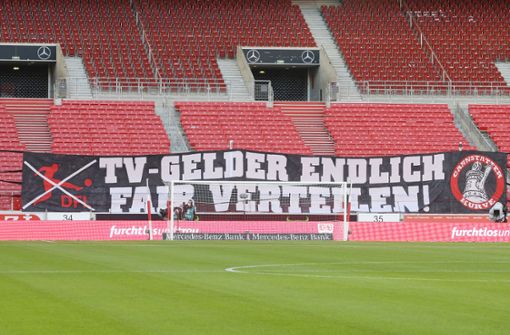 In der Cannstatter Kurve der Mercedes-Benz-Arena forderten die Fans des VfB Stuttgart die Verbandsfunktionäre bereits auf, die Fernsehgelder anders zu verteilen. Foto: Baumann