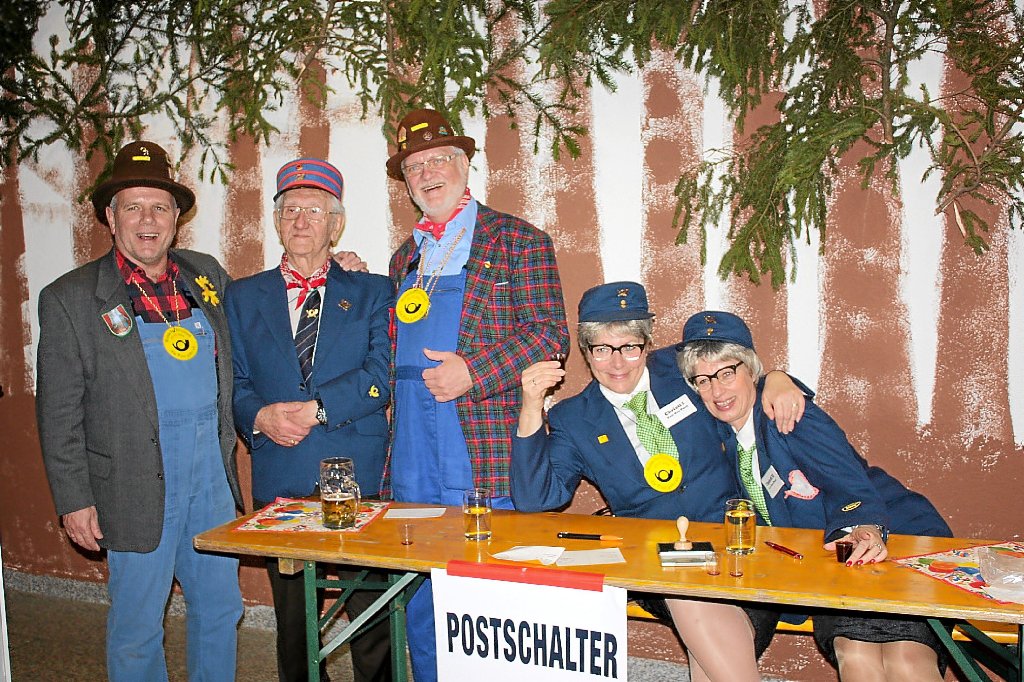 Die beiden Elfemess-Anführer Hubert Heizmann und Lothar Marschner waren mit dem ehemaligen Postbeamten Norbert Sum und den beiden Postessen Michaela Keller und Kornelia Heizmann am Schalter anzutreffen.