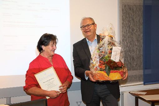 Bürgermeister Rudolf Fluck verabschiedet Roswitha Ganter in den wohlverdienten Ruhestand.   Foto: Hettich-Marull Foto: Schwarzwälder-Bote