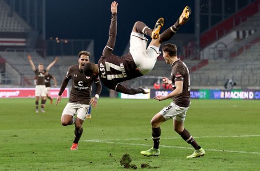Kofi Kyereh freut sich über den Siegtreffer kurz für Schluss für den FC St. Pauli. Foto: dpa/Christian Charisius