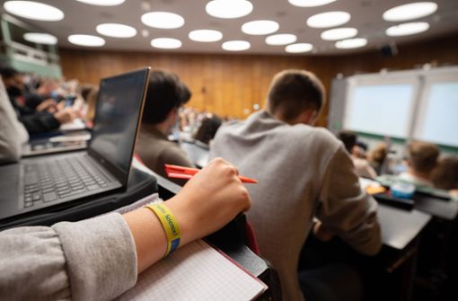 Studenten sitzen  in der Vorlesung Mathematik für die Erstsemester des Bachelors Wirtschaftswissenschaften im Audimax in der Universität Hannover. Foto: dpa/Julian Stratenschulte