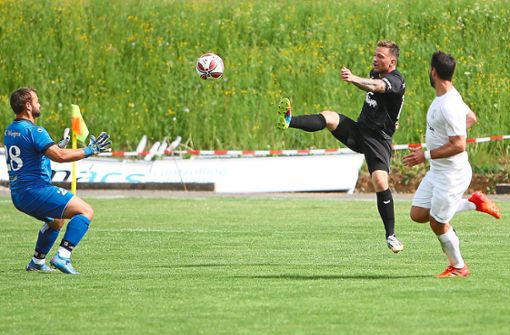 Mit dem Außenrist lupft Fabio Pfeifhofer sehenswert den Ball zum 5:0 über den Torwart des FC Wangen. Foto: Wagner