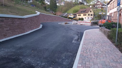 Der obere Abschnitt der Schillerstraße ist fertig: Fahrbahnbelag sowie Kurve sind neu. Foto: Fuchs
