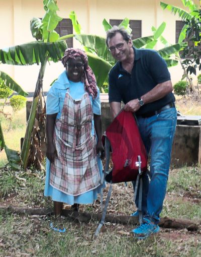 Abschiednehmen von einem Gestalter der Partnerschaft mit Masasi:  Erhard Kirschbaum bei einem Besuch im Jahr 2019 bei den Schwestern der Mission Migongo. Foto: enz Foto: Schwarzwälder Bote