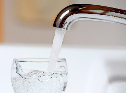 Trinkwasser wird in Altensteig teurer. Archiv-Foto: dpa/Reinhardt Foto: Schwarzwälder-Bote