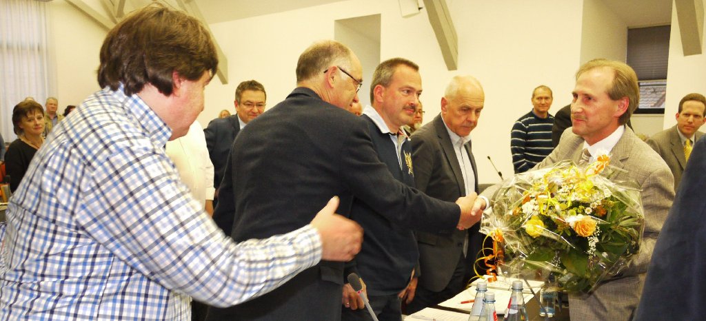 Per Handschlag verabschiedete sich Jürgen Gneveckow (rechts) von den Stadträten – von links: Frank Hipp, Gerhard Heusel, Peter Landenberger und Siegfried Schott. Fotos: Eyrich
