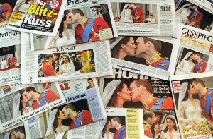 2011 auf allen Titelseiten: Der Blitz-Kuss von Prinz William und Kate nach der Trauung. Erinnern Sie sich, welche Promis 2011 sonst noch von sich reden machten? Testen Sie im Quiz Ihr Wissen. Foto: dpa