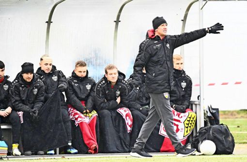 Trainer Frank Fahrenhorst gibt in der U21 des VfB Stuttgart erfolgreich die Richtung vor. Foto: imago/Peter Hartenfelser