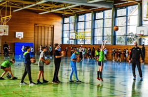 Die Kinder sind mit Feuereifer dabei bei der besonderen Trainingseinheit mit den Basketball-Profis aus Tübingen. Foto: Thomas Fritsch
