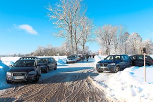 Der gesamte Bereich um den Parkplatz Vier blaue Bäume war am Freitagnachmittag schnell zugeparkt – auch von vielen Auswärtigen. Foto: Sannert