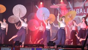 Die Frauen tanzen mit japanischen Schirmen in verschiedenen Farben. Foto: Bianca Benz