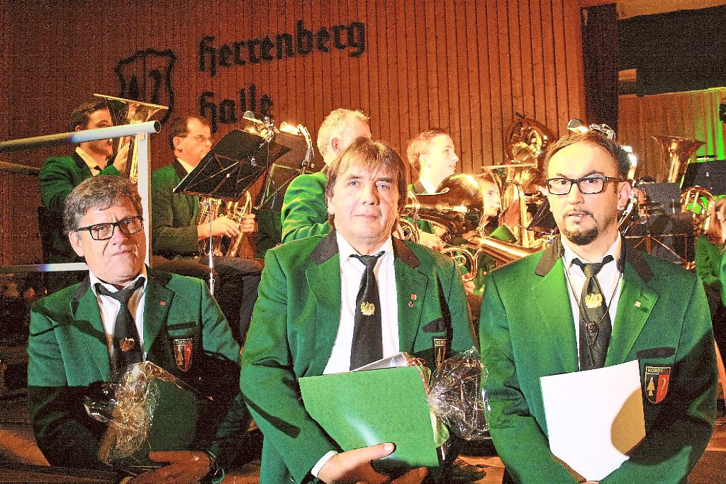 Zu Ehrenmitgliedern wurden (von links)    Elmar Schätzle   und Wilfried Buselmeier ernannt. Reiner Hügle gehört dem Musikverein Nordweil seit 25 Jahren an.