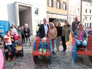Vertreter des HGV, Künstler und der Erste Beigeordnete Lothar Kopf (Mitte)  überlassen die neuen Sitzmöbel den jüngsten Besuchern. Fotos: Danner Foto: Schwarzwälder Bote