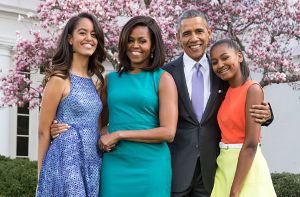 US-Präsident Barack Obama mit seiner Frau Michelle mit den Töchtern Malia (links) und Sasha... Foto: White House/Pete Souza/dpa