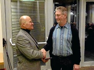 Vorsitzender Jürgen Rust (links) bedankt sich bei dem scheidenden Wanderwart Manfred Rau für dessen tolle Arbeit in den letzten sieben Jahren. Foto: Würfele Foto: Schwarzwälder-Bote