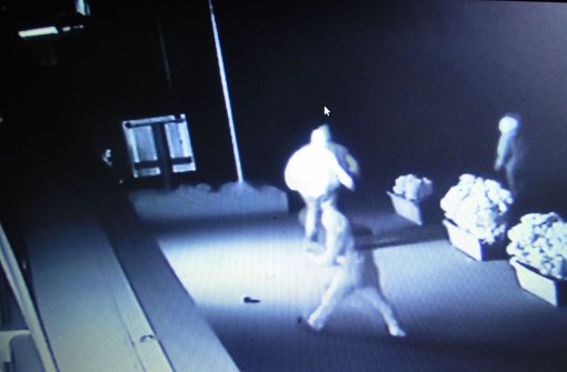Die Täter auf einem Video bei dem Anschlag: Die Hinweise für eine Verurteilung des Angeklagten reichten nicht aus. Foto: StN