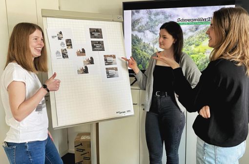 Eva Baitinger (von links), Lara Stengel und Fabienne Escher beraten sich zu den neuen Social-Media-Anzeigen für die Ausbildung. Foto: Menzler