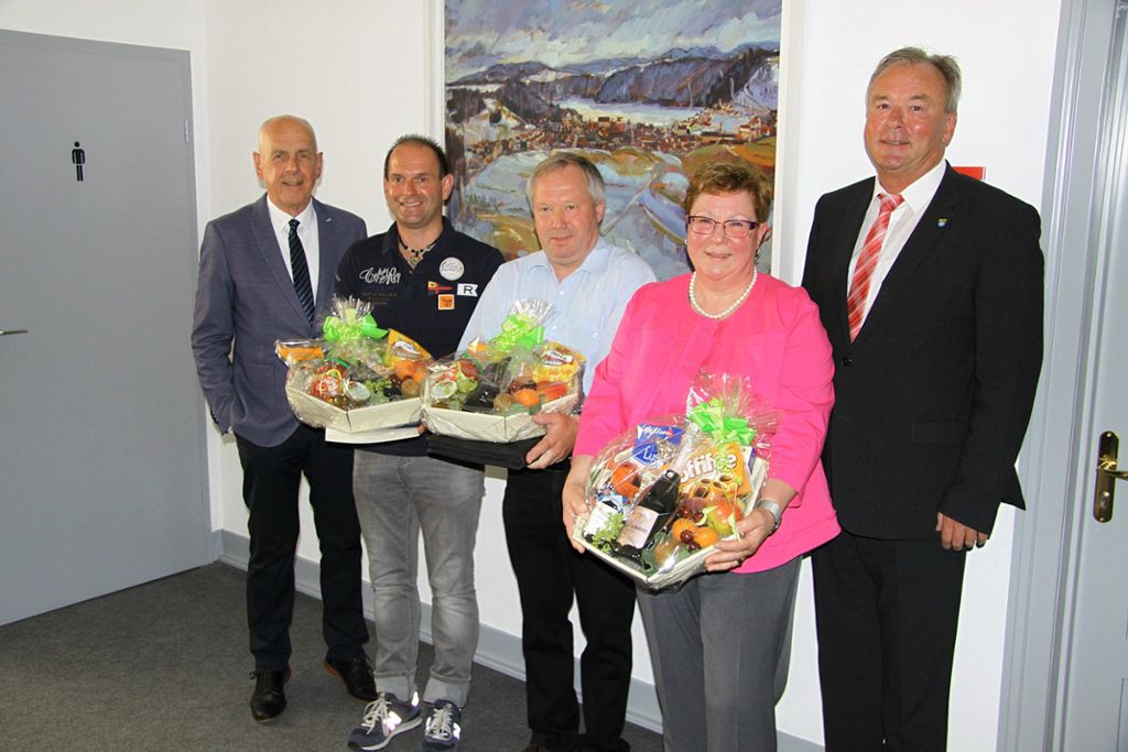Verabschiedet hat Ortsvorsteher Siegfried Schott, Armin Ammann, Jürgen Fischer und Ingrid Maute im Beisein von Oberbürgermeister Klaus Konzelmann (von links).