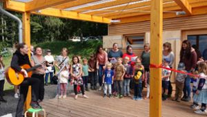 Kindergartenkinder ziehen in neue Schutzhütte