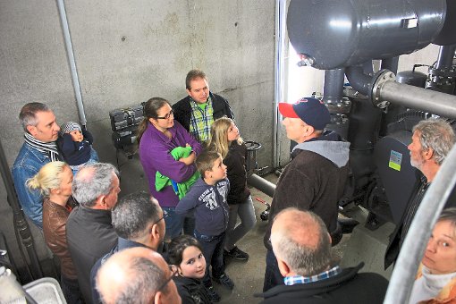 Abwassermeister Jochen Vincon (mit Mütze) zeigt und erklärt die neue Pumpe in Ottenbronn, die das Abwasser des Ortsteil zur Kläranlage nach Althengstett pumpt. Foto: Tröger Foto: Schwarzwälder-Bote