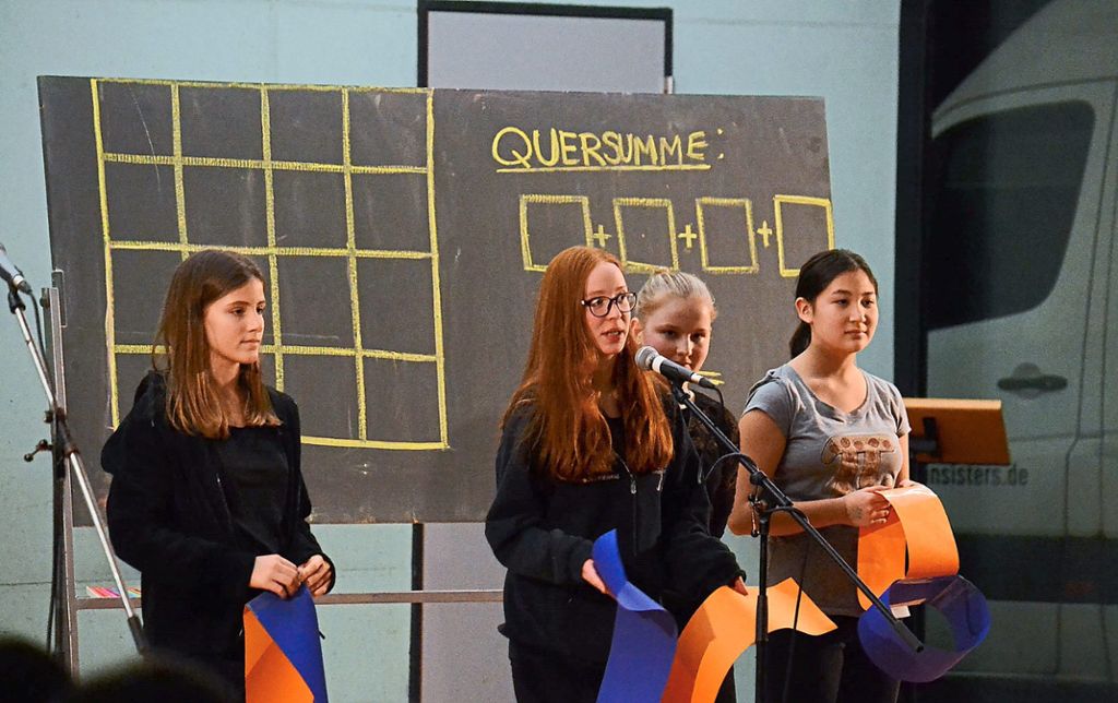 Die Mathemagierinnen verblüffen das Publikum mit Zahlenspielen. Ihre Vorführung war einer der Höhepunkte der Kultuernacht des Balinger Gymnasiums, die in diesem Jahr zum zehnten Mal stattfand. Fotos: Fiedler