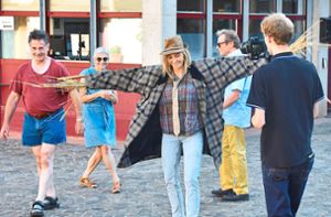 Maike Günter verkörpert die Vogelscheuche, die auf dem Marktplatz zu tanzen beginnt – die Kamera des Lahrer Videoclubs ist hautnah dabei. Foto: Piskadlo