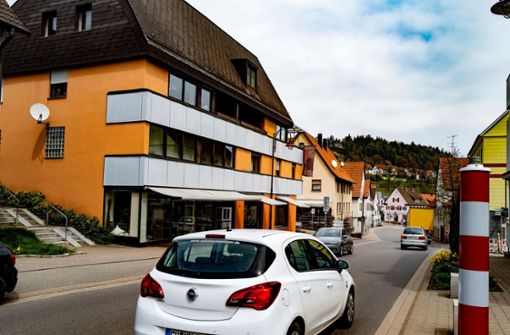 Die Ortsdurchfahrt von Haiterbach ist durch das hohe Verkehrsaufkommen stark belastet. Durch die Erweiterung des Industriegebiets dürfte die Belastung weiter zunehmen. Foto: Thomas Fritsch