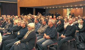 200 Bürger lauschen den Ausführungen des Bürgermeisters. Foto: Kienzler