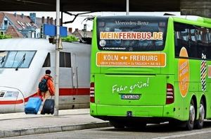 Zwei Jahre nach Freigabe der Lizenzen haben sich die Fernbusse in Deutschland etabliert. Zwischen 15 und 20 Millionen Menschen und damit doppelt so viele wie im Vorjahr haben im fast abgelaufenen Jahr 2014 das neue Verkehrsmittel benutzt. Foto: dpa